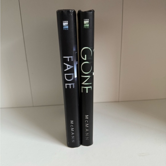 The Wake Trilogy by Lisa McMann Books 2 & 3 - Picture 1 of 2